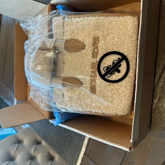 Michael KORS Cream Crossbody Bag. - Picture 3 of 4